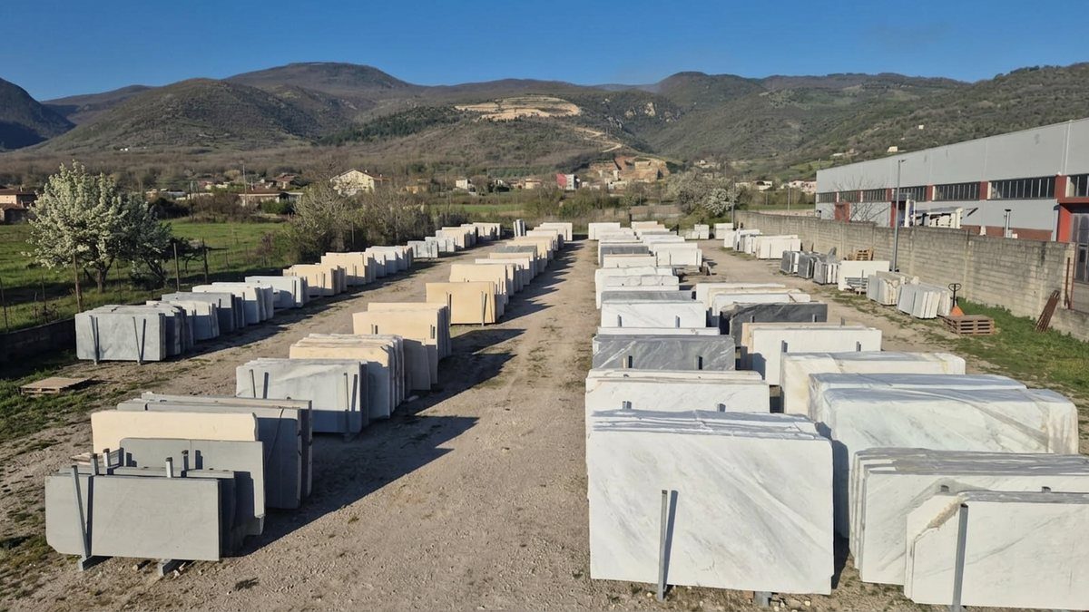 Lastre di marmo nel piazzale di Caldarola Marmi